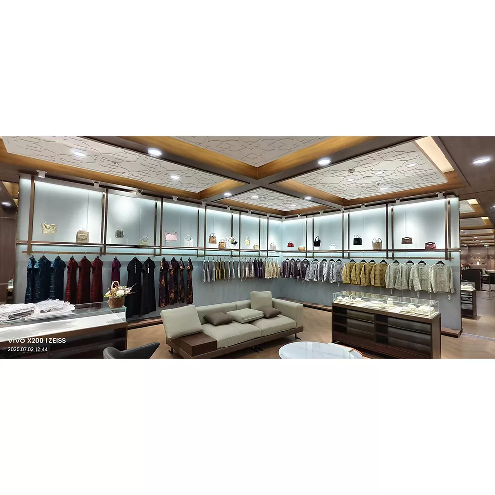 Displayhylla för damkläder i järn