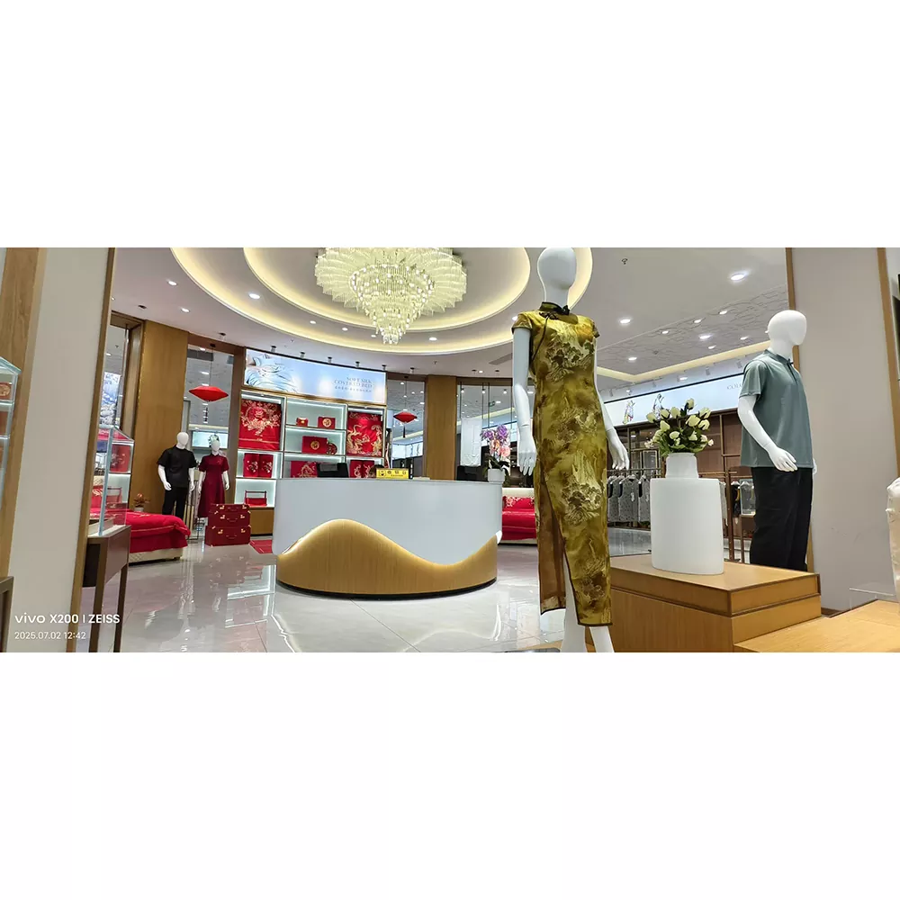 Displayhylla för damkläder i trä